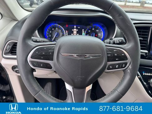 Used 2023 Chrysler Pacifica Touring-L image 12