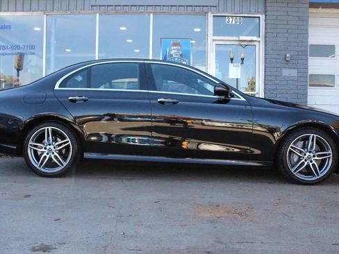 Used 2017 Mercedes-Benz E 300 4MATIC image 2