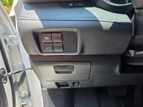 Used 2021 Toyota Highlander XLE AWD/4WD image 16