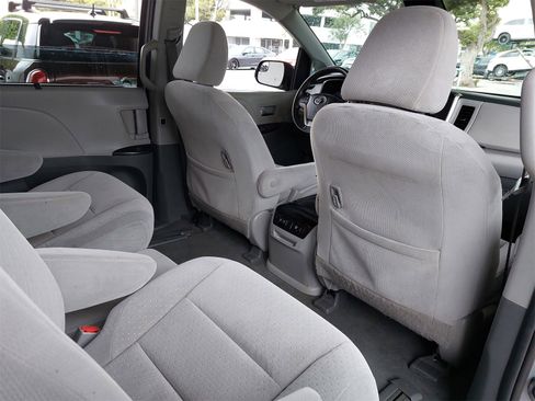 Used 2020 Toyota Sienna LE image 11