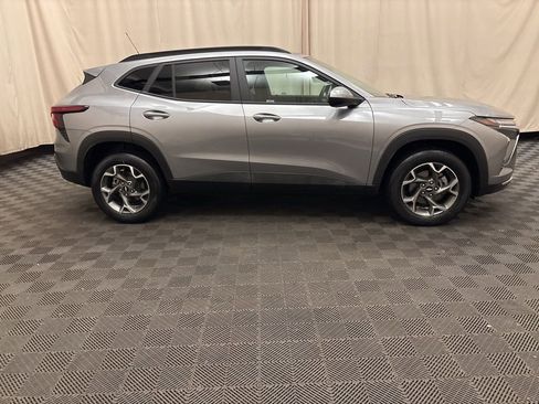 Used 2025 Chevrolet Trax LT w/ LT Convenience Package image 4