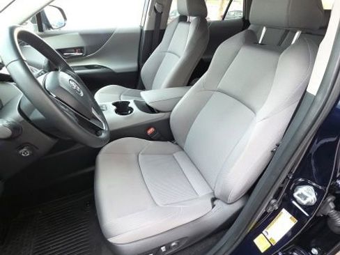 Used 2023 Toyota Venza LE AWD/4WD image 10