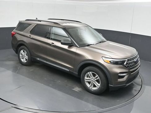 Used 2021 Ford Explorer XLT w/ Equipment Group 202A AWD/4WD image 37