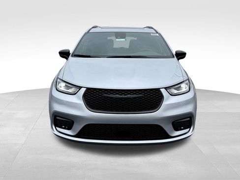 New 2026 Chrysler Pacifica Limited w/ Uconnect Theater Family Group image 2