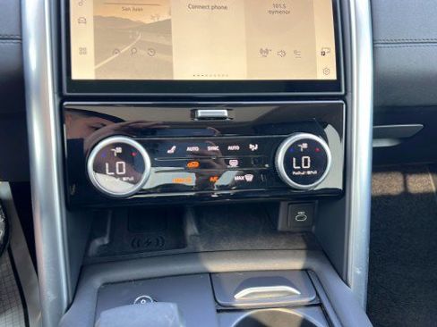 Used 2024 Land Rover Discovery S image 30