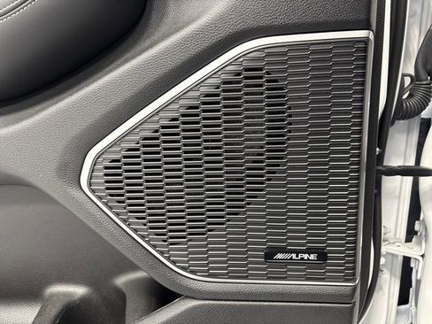 Used 2024 Jeep Grand Cherokee Limited w/ Black Appearance Package image 32