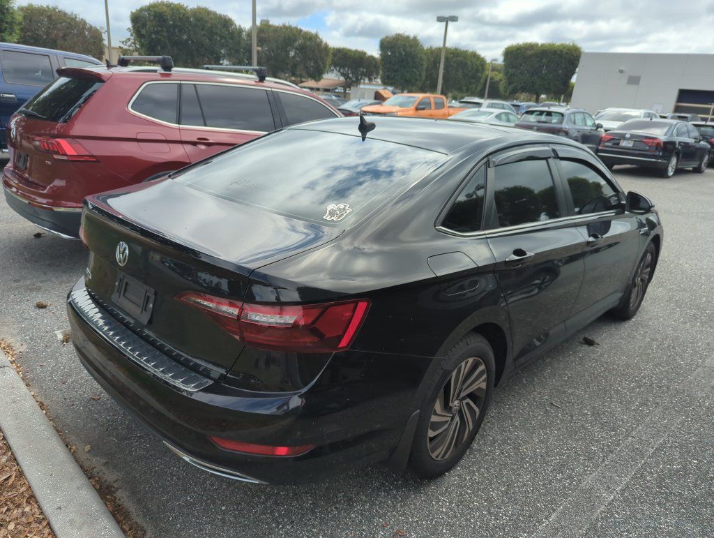 Used 2021 Volkswagen Jetta SEL Premium FWD image 2