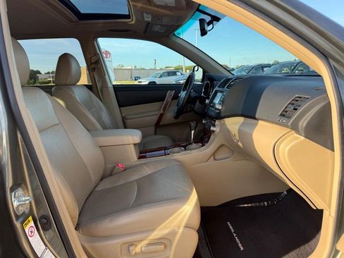 Used 2012 Toyota Highlander Limited w/ Tow Pkg AWD/4WD image 11