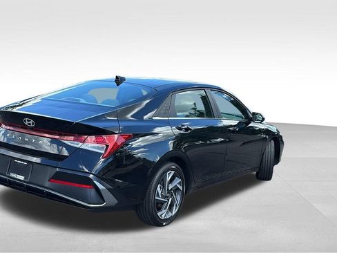 Used 2025 Hyundai Elantra SEL FWD image 7