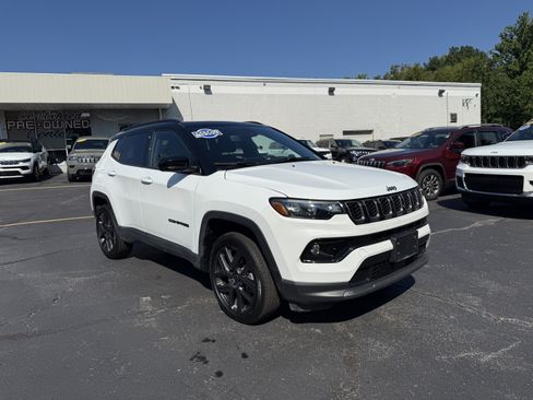 Used 2025 Jeep Compass Limited w/ Sun & Sound Group AWD/4WD image 18