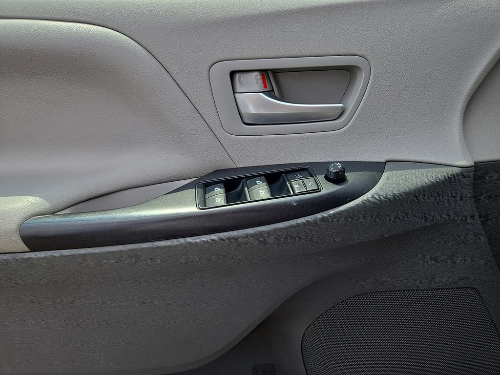 Used 2017 Toyota Sienna LE FWD image 17