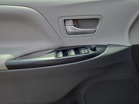 Used 2017 Toyota Sienna LE FWD image 17