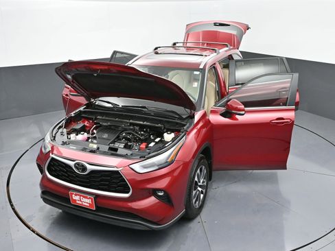 Certified 2024 Toyota Highlander XLE image 50