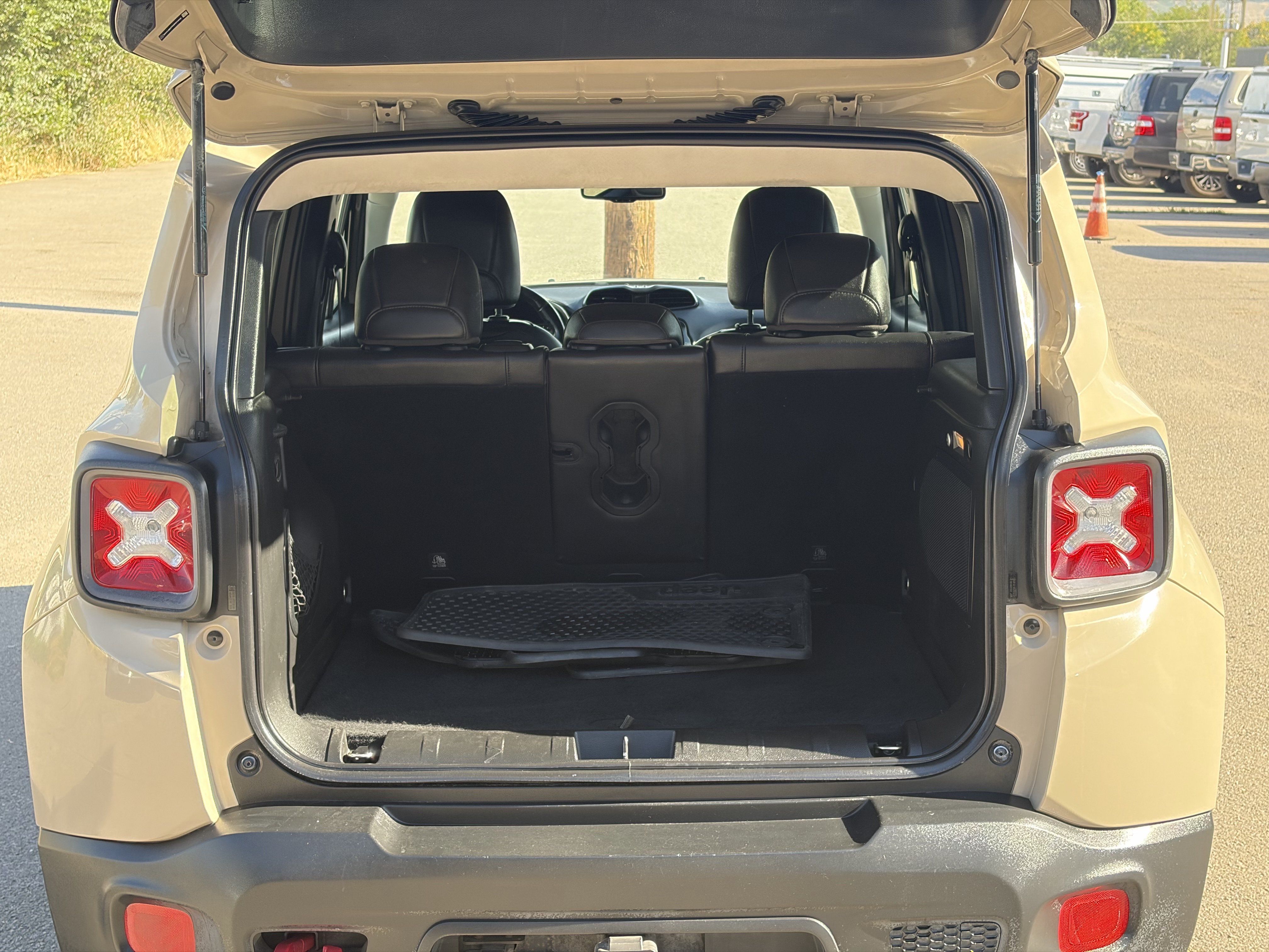 Used 2016 Jeep Renegade Trailhawk w/ Premium Trailhawk Package AWD/4WD image 23
