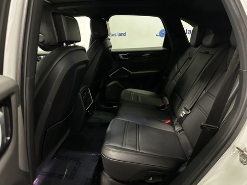 Used 2022 Porsche Cayenne w/ Premium Package image 14