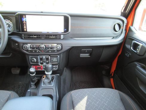 Certified 2025 Jeep Gladiator Mojave w/ Convenience Group AWD/4WD image 15