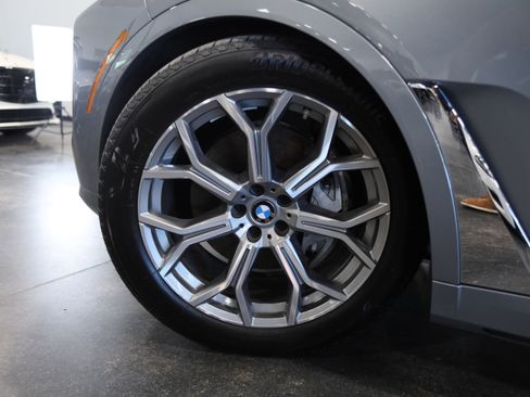 Used 2025 BMW X7 xDrive40i w/ Premium Package AWD/4WD image 14