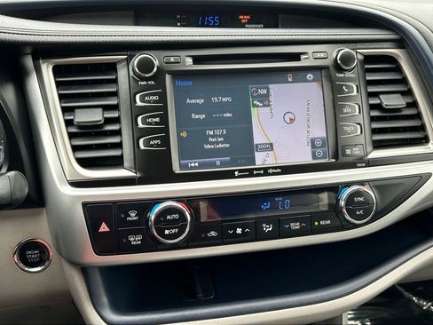 Used 2016 Toyota Highlander XLE AWD/4WD image 13