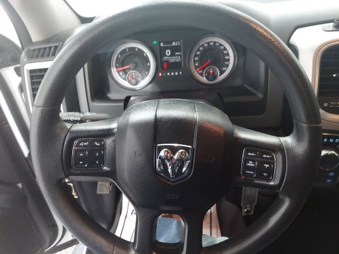 Used 2019 RAM 1500 Classic SLT AWD/4WD image 9