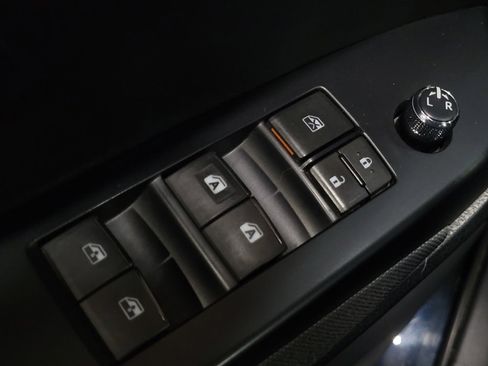 Used 2015 Toyota Highlander LE image 27