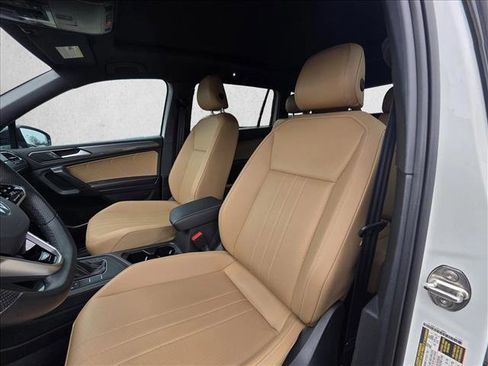 Used 2023 Volkswagen Tiguan SE R-Line image 14