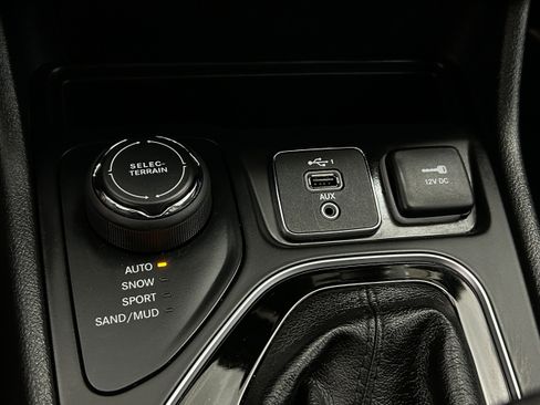 Used 2019 Jeep Cherokee Limited AWD/4WD image 12