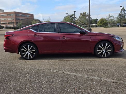 Used 2021 Nissan Altima 2.5 SR image 2
