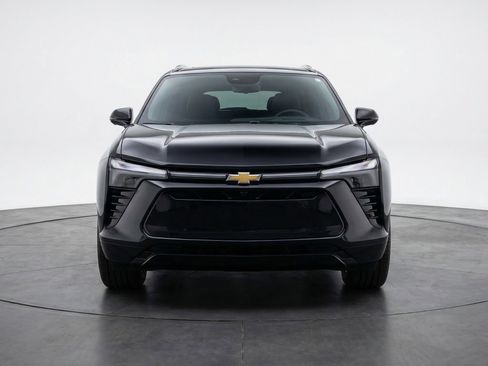 Used 2025 Chevrolet Blazer LT FWD image 2