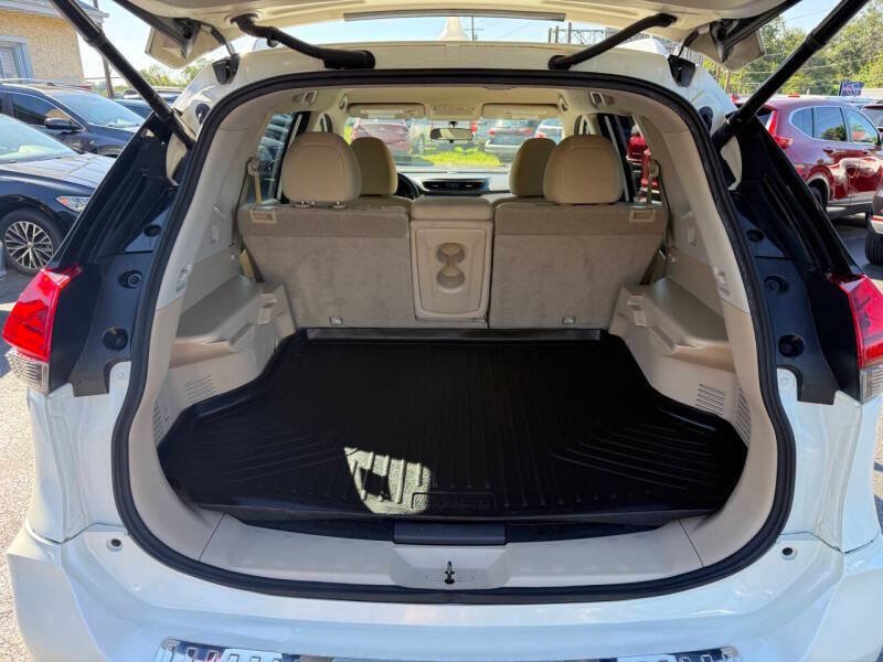 Used 2018 Nissan Rogue SV w/ Premium Package AWD/4WD image 14