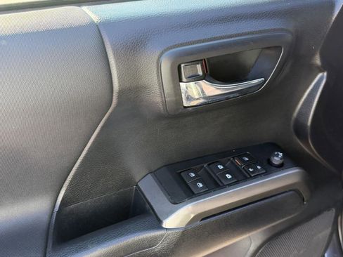 Used 2019 Toyota Tacoma TRD Off-Road w/ Technology Package image 10