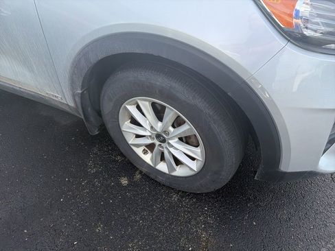 Used 2019 Kia Sorento LX image 2