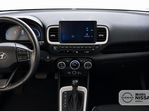 Used 2024 Hyundai Venue Limited FWD image 9