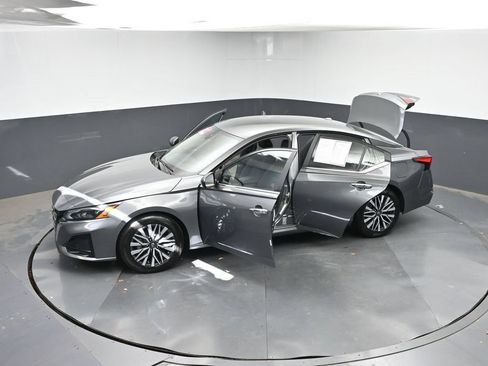 Used 2025 Nissan Altima 2.5 SV FWD image 41