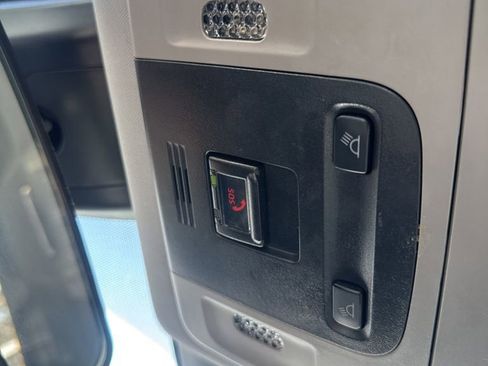 Used 2024 Toyota Camry SE image 9