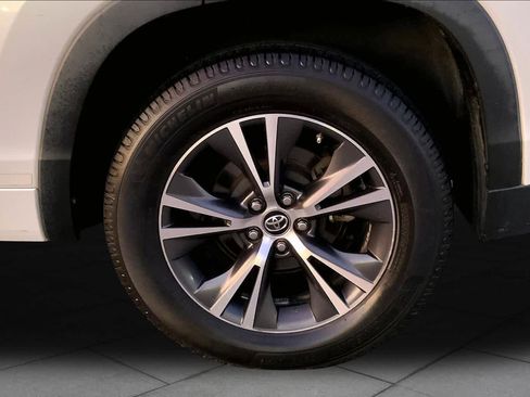 Used 2017 Toyota Highlander LE FWD image 11