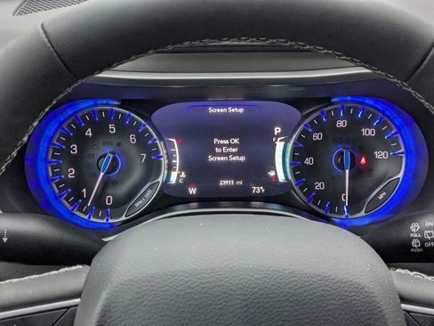 Used 2025 Chrysler Pacifica Select image 18