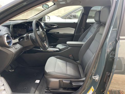 Used 2025 Chevrolet Trax LT w/ LT Convenience Package image 24