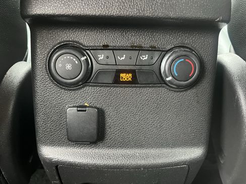 Used 2015 Ford Explorer XLT FWD image 28