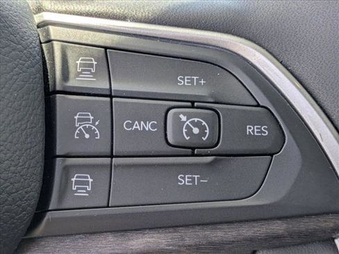 Used 2023 Jeep Grand Cherokee Limited w/ Black Appearance Package RWD image 15
