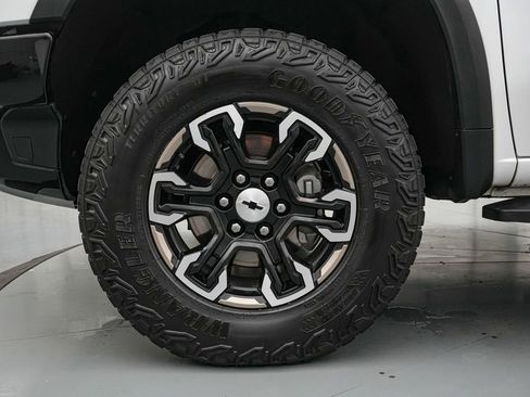 Used 2023 Chevrolet Silverado 1500 ZR2 w/ Technology Package image 11