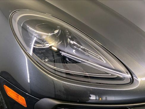Used 2025 Porsche Macan image 12