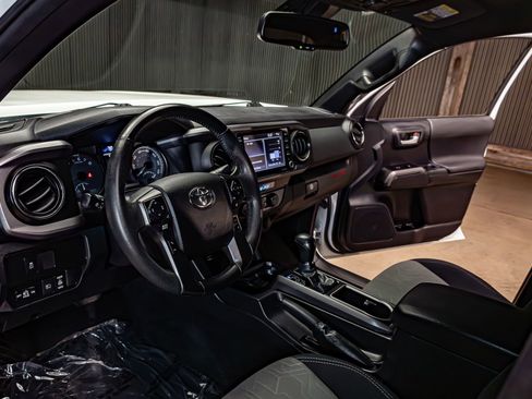 Used 2021 Toyota Tacoma TRD Off-Road w/ Technology Package image 14