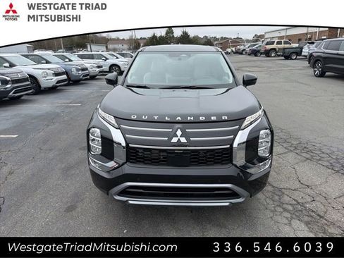 New 2026 Mitsubishi Outlander SE FWD image 2