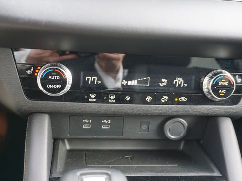 Used 2025 Mitsubishi Outlander SE image 13