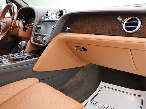 Used 2019 Bentley Bentayga image 50