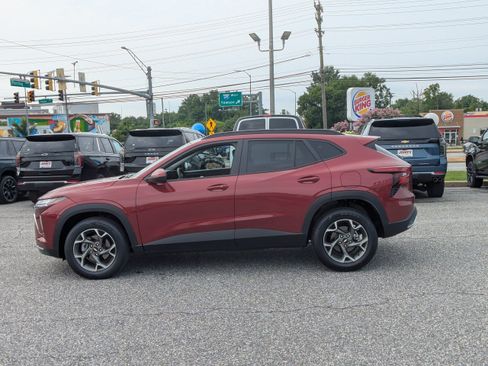 Used 2025 Chevrolet Trax LT w/ LT Convenience Package FWD image 5