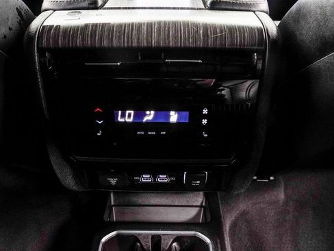 Used 2024 Jeep Wagoneer L Series II AWD/4WD image 20