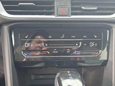 Certified 2025 Volkswagen Taos SE image 22