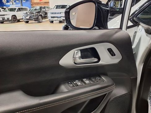 Used 2024 Chrysler Pacifica Select image 17
