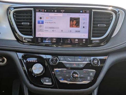 Certified 2025 Chrysler Pacifica Limited image 21